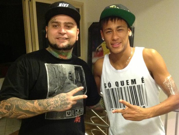 Neymar faz mais uma tatuagem (Foto: Reprodução)