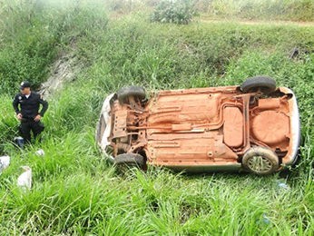 Esposa do motorista ficou ferida. (Foto: Água Boa News)