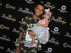 MC Duduzinho leva a filha, Lara, a show no Rio