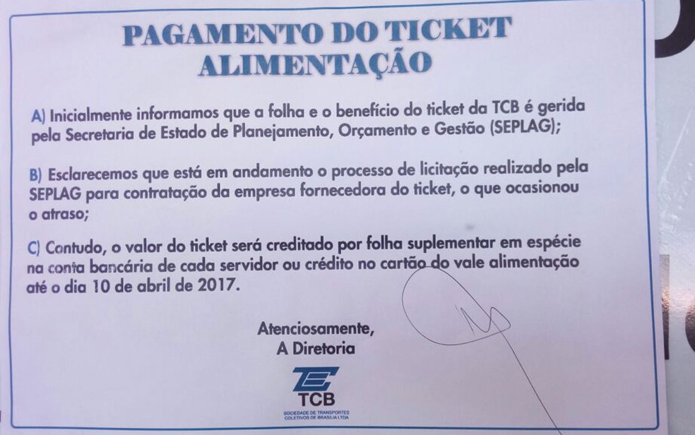 Cartaz avisa que vale alimentação seria pago até 10 de abril (Foto: Vinícius Souza/G1)