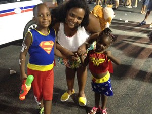 Josy Santana com os filhos (Foto: Henrique / G1)