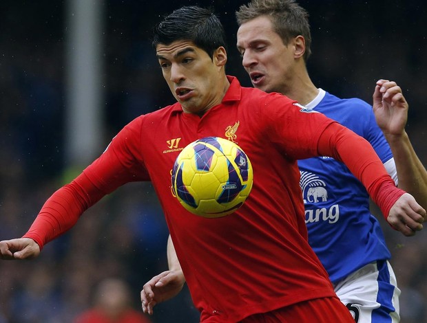 luis suarez liverpool Jagielka everton (Foto: Agência Reuters)