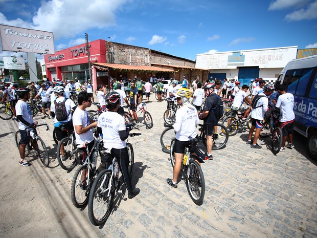 Ciclistas fizeram várias paradas para repor as energias durante o trajeto (Foto: Jonathan Lins/G1)