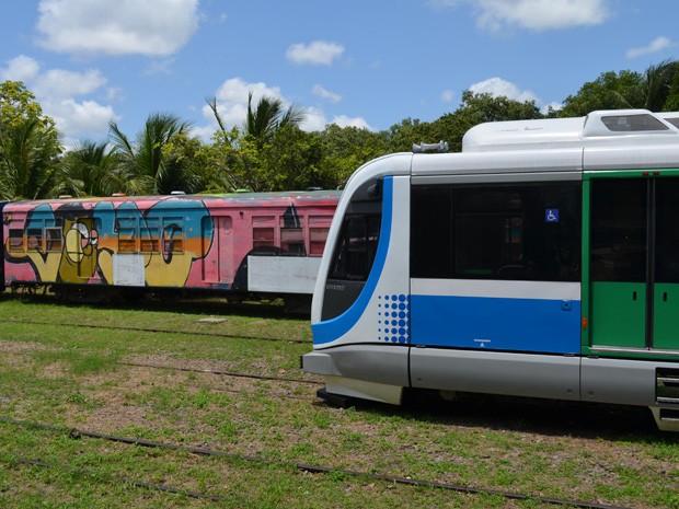 Novo equipamento contrasta com trem que ainda é usado na Grande João Pessoa (Foto: Daniel Peixoto/G1)