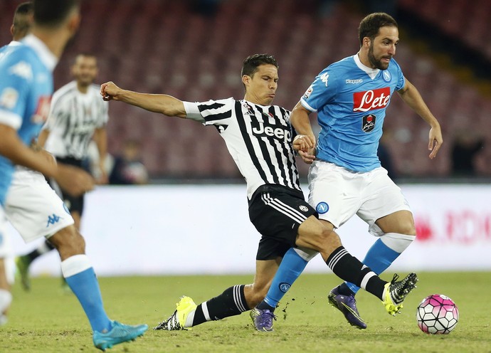 Higuain e Hernanes Napoli x Juventus (Foto: Reuters)