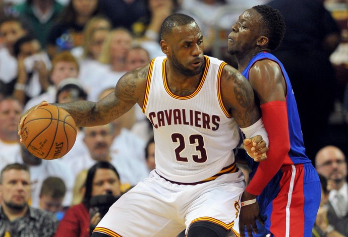 LeBron James vai para cima da marcação no confronto com os Pistons (Foto: Reuters)