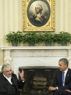 Obama e Mujica conversam com a imprensa antes de reunião na Sala Oval da Casa Branca (Foto: BRENDAN SMIALOWSKI/AFP)