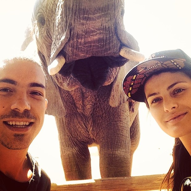 Di Ferrero e Isabelli Fontana posam com elefante na África do Sul (Foto: Instagram/ Reprodução)