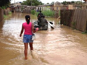 Enchente do Rio Acre atinge o Bairro Taquari em Rio Branco (Foto: Rayssa Natani / G1)