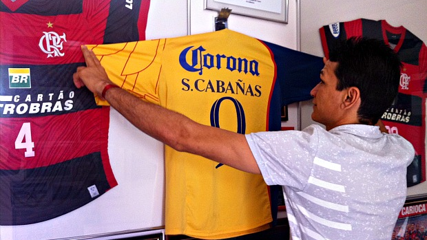 Angelim mostra a camisa de Cabañas, ao lado de algumas camisas e quadros do Fla (Foto: Diego Morais / Globoesporte.com)