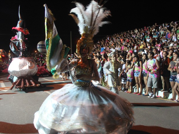 Desfiles das escolas de samba foi a grande atração do segundo dia de Carnaval (Foto: Ellyo Teixeira/G1)