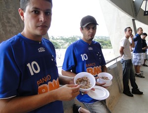 Torcedores do Cruzeiro reclamam do tropeiro (Foto: Tarcísio Badaró / Globoesporte.com)