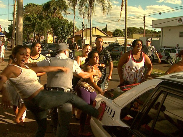 Revoltada, parente de motociclista atropelado chegou a chutar viatura da polícia em Ribeirão Preto (Foto: Reprodução EPTV)