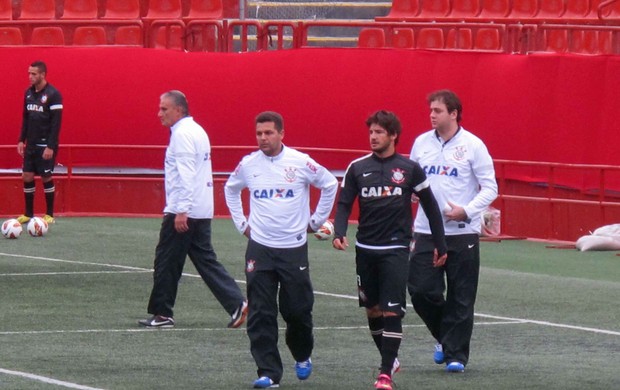 Pato deixa treino do Corinthians (Foto: Diego Ribeiro)