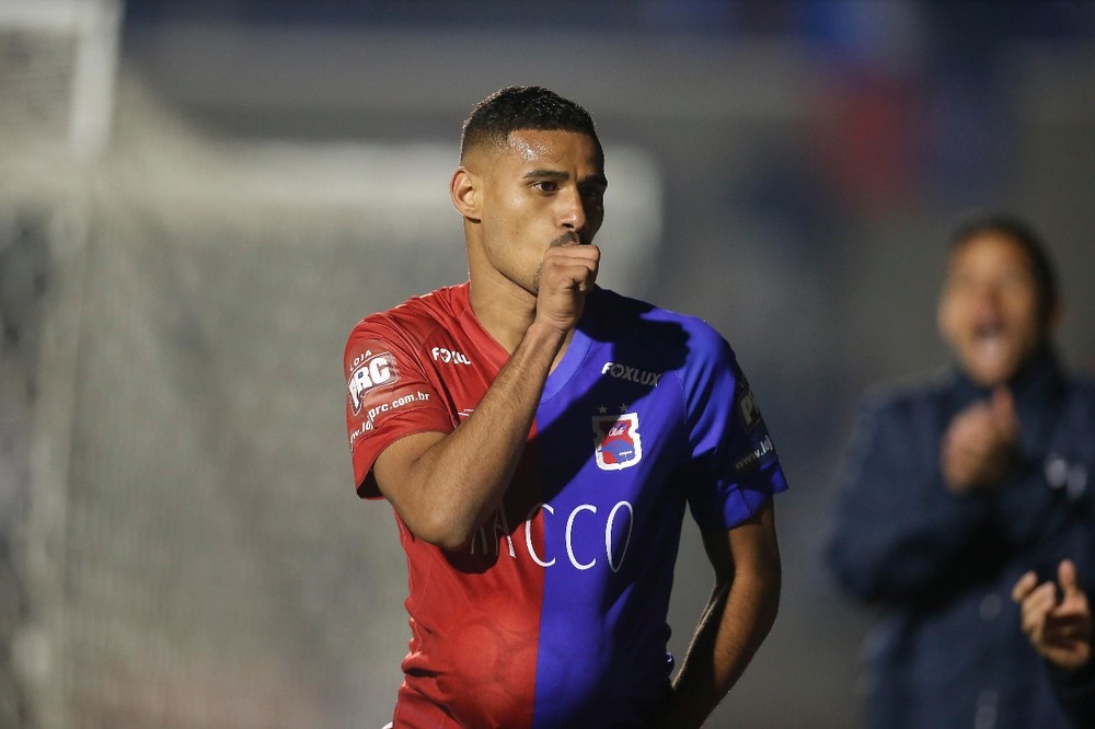 Palmeiras pede retorno, e Gabriel Dias deixa o Paraná para fechar com o Moreirense