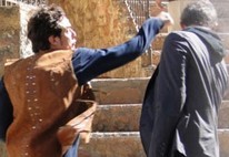 Carlito e Gibão saem no tapa por armação de falso milagre (Saramandaia / TV Globo)
