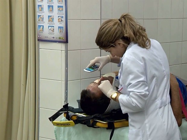 Sem equipamento, médica examina paciente usando smartphone (Foto: Reprodução EPTV / Edson de Oliveira)