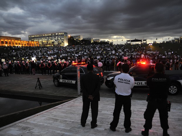 Policiais impediram entrada de manifestantes pela rampa do Congresso (Foto: Laycer Tomaz/Ag.Câmara)