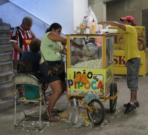 Comerciantes na primeira partida entre Piauí e River_Pi (Foto: Josiel Martins)