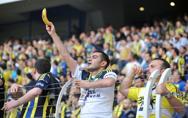 drogba torcida racismo banana Galatasaray x Fenerbahçe (Foto: AFP)