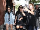 Grávida, Kim Kardashian passeia de minissaia e é abordada por fãs 