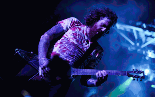 Brad Hinds, guitarrista do Mastodon, toca com a banda no Palco Mundo do Rock in Rio 2015 (Foto: Fabio Tito/G1)