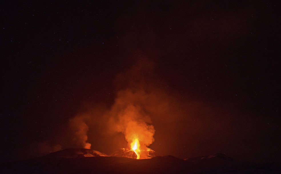 Atividade no vulcão Etna, na Itália (Foto: Salvatore Allegra/Reuters)