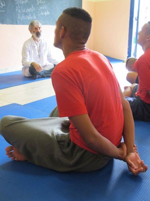 Deveza durante a aula de Yoga na Fundação Casa (Foto: Lívia Machado/G1)