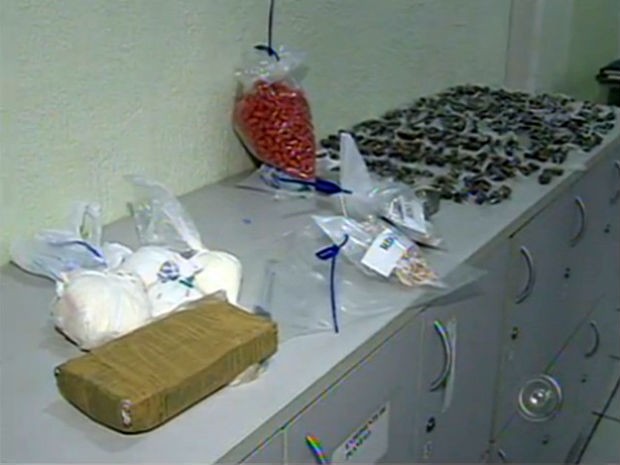Com os assaltantes, a polícia também encontrou droga pronta para venda (Foto: Reprodução/TV TEM) Com os assaltantes, a polícia também encontrou droga pronta para venda (Foto: Reprodução/TV TEM)