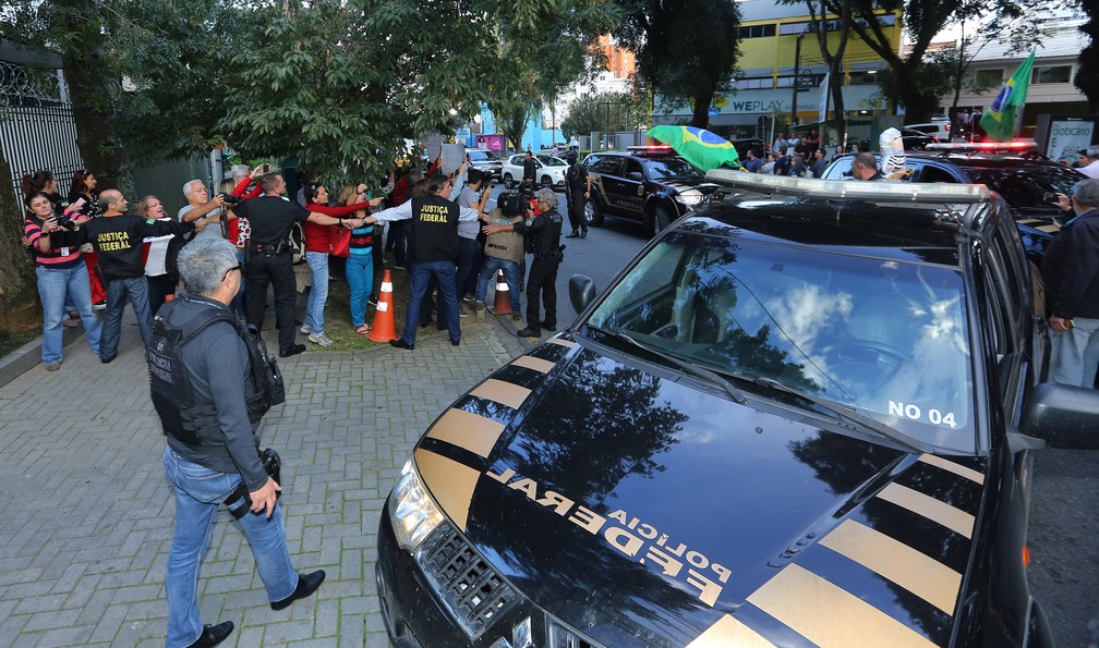 Dirceu chega à Justiça Federal, em Curitiba, em meio a protestos (Foto: Giuliano Gomes/ PR Press)