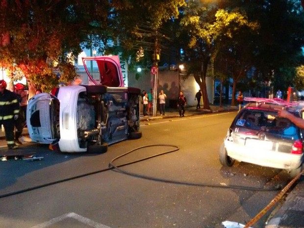 Carro capotou em rua de Pinheiros e deixou uma mulher ferida (Foto: Fabio Tito/G1)