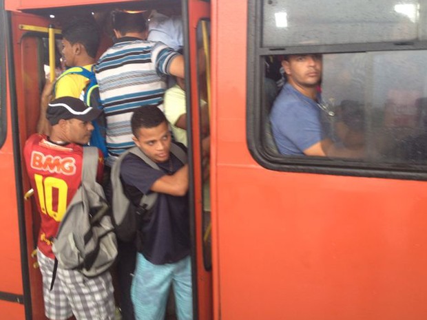 Passageiros afirmam que é comum os ônibus sairem com portas abertas todos os dias por causa da lotação (Foto: Kety Marinho/TV Globo) Passageiros afirmam que é comum os ônibus sairem com portas abertas todos os dias por causa da lotação (Foto: Kety Marinho/TV Globo)