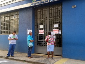 Segurada do INSS encontra agência do Centro de Campinas fechada (Foto: Priscilla Geremias/G1)