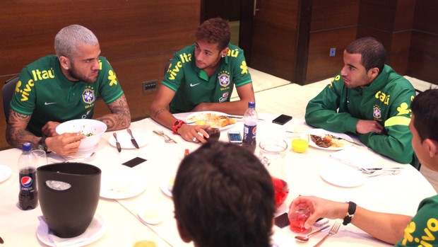 Lucas neymar daniel alves brasil hotel (Foto: CBF)