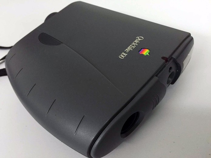 Quicktake 100, lançada em 1994, uma das pouquíssimas câmeras fotográficas feitas pela Apple (Foto: Divulgação/HiMaker)