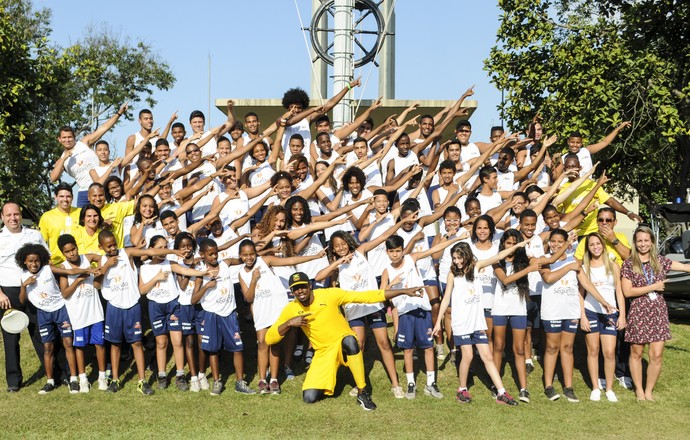Bolt posa com as crianças (Foto: Bernardo Jucá) Bolt posa com as crianças (Foto: Bernardo Jucá)