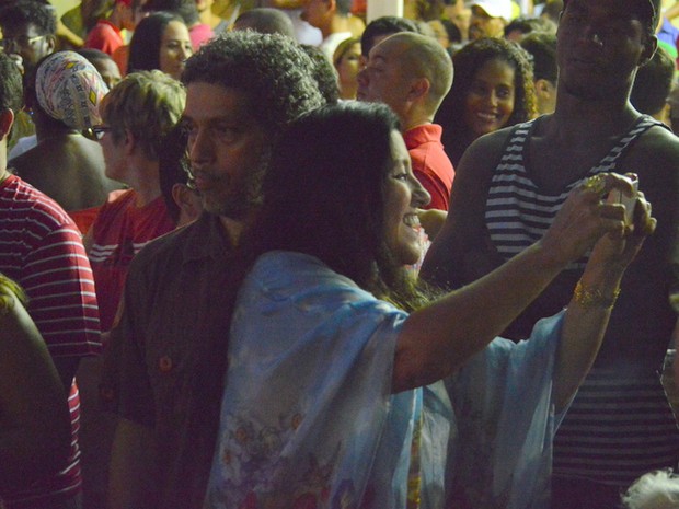 Regina Casé e o marido, Estevão Ciavatta, em show em Salvador, na Bahia (Foto: Felipe Souto Maior/ Ag. News)