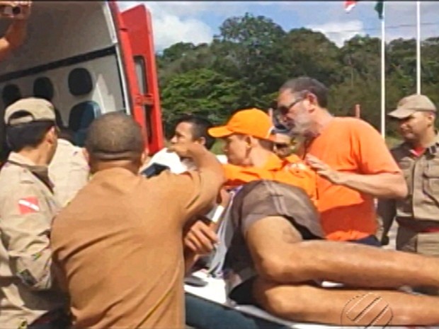 Operário caiu sobre barra de ferro enquanto trabalhava. Ele foi trazido de helicóptero para Ananindeua. (Foto: Reprodução/ TV Liberal)