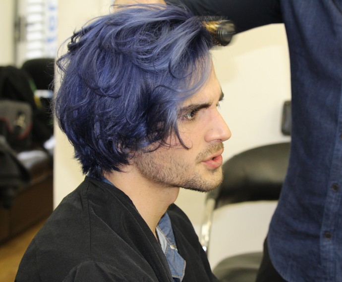 Já com o cabelo azul (Foto: Carolina Morgado/Gshow)