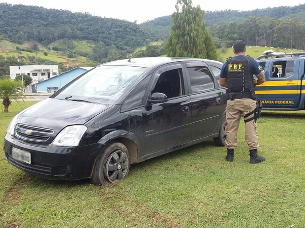 Dois homens foram presos após fugir de blitz em Vargem (Foto: Divulgação/Polícia Rodoviária Federal)