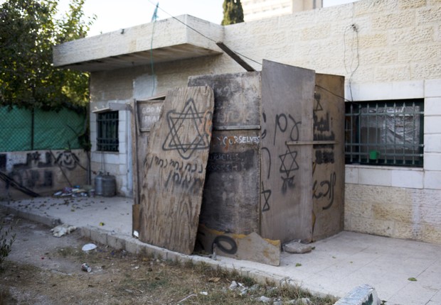 ESSA É NOSSA TERRA A parte da frente da casa da família Alkurd, ocupada por colonos israelenses (Foto: AP Photo/Dusan Vranic)