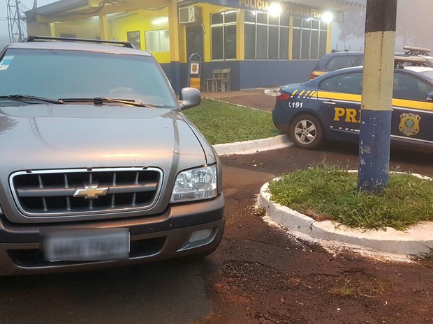 Um dos carros que foi abandonado por criminoso após roubo na BR-277, na madrugada desta segunda-feira (6) (Foto: Polícia Rodoviária Federal/Divulgação)