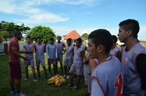 Nei Gaúcho, técnico do Rio Branco sub-20, conversa com elenco antes de treino (Foto: Duaine Rodrigues)