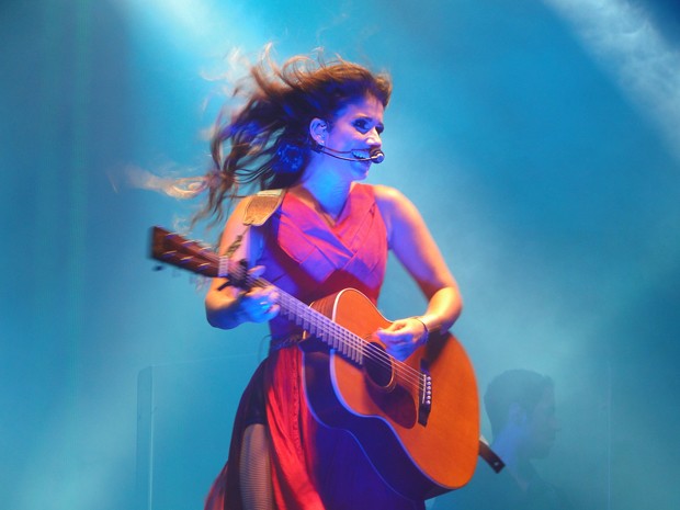 Paula Fernandes toca violão durante apresentação em Guarujá (Foto: Alexandre Lopes / G1)