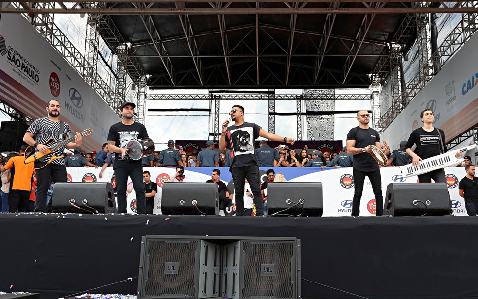Sorriso Maroto se apresenta no palco do show de Primeiro de Maio (Foto: Celso Tavares/G1)