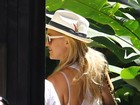 Kate Hudson chega a hotel no Rio com o marido, da banda Muse