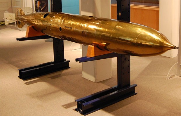 Exposto em museu, o único exemplar do torpedo Howell conhecido até o achado feito pelos golfinhos na Califórnia. (Foto: Marinha dos EUA)