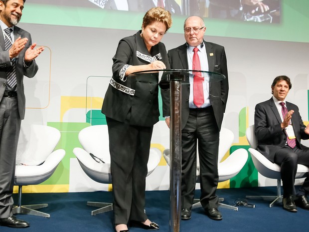 Presidenta Dilma Rousseff sanciona lei que estabelece princípios, garantias, direitos e deveres para o uso da internet no Brasil, durante cerimônia de abertura do Encontro Global Multissetorial sobre o Futuro da Governança da Internet - NET Mundial (Foto: Roberto Stuckert Filho/PR)