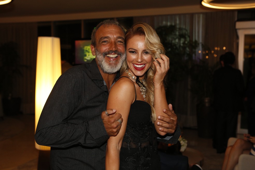 Paolla Oliveira e o diretor artístico Rogério Gomes posam em clima descontraído durante a festa da nova novela das 9 (Foto: Felipe Monteiro/Gshow)
