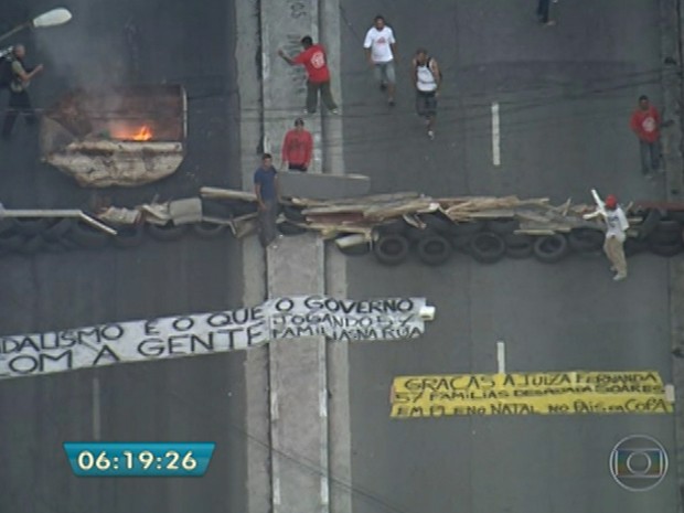 Protesto contra reinegração de posse fecha Avenida na Zona Sul (Foto: Reprodução/TV Globo)